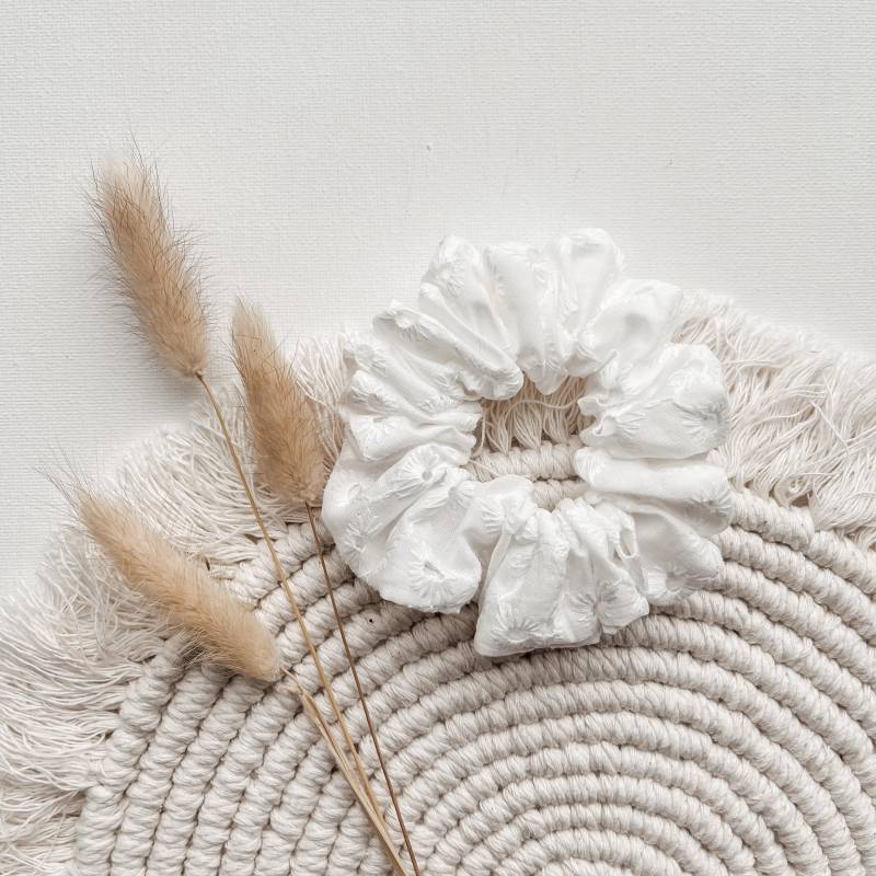 Scrunchie Weiß, Aus Baumwolle Mit Lochstickerei | Haargummi Für Mädchen Zopfgummi von maimoiselle