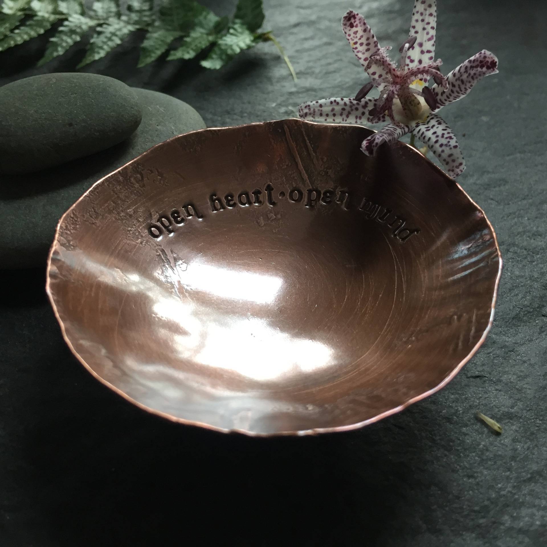 Offener Herz Geist - Warme Kupfer-Angebotsschüssel Mit Kleiner Matte/Beutel von mairedodd