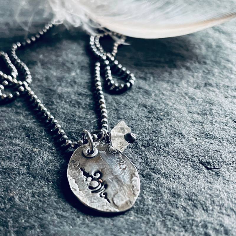 Om/Breathe - Matte Recycelte Sterling Halskette Mit Doppelendigem Quarz von mairedodd