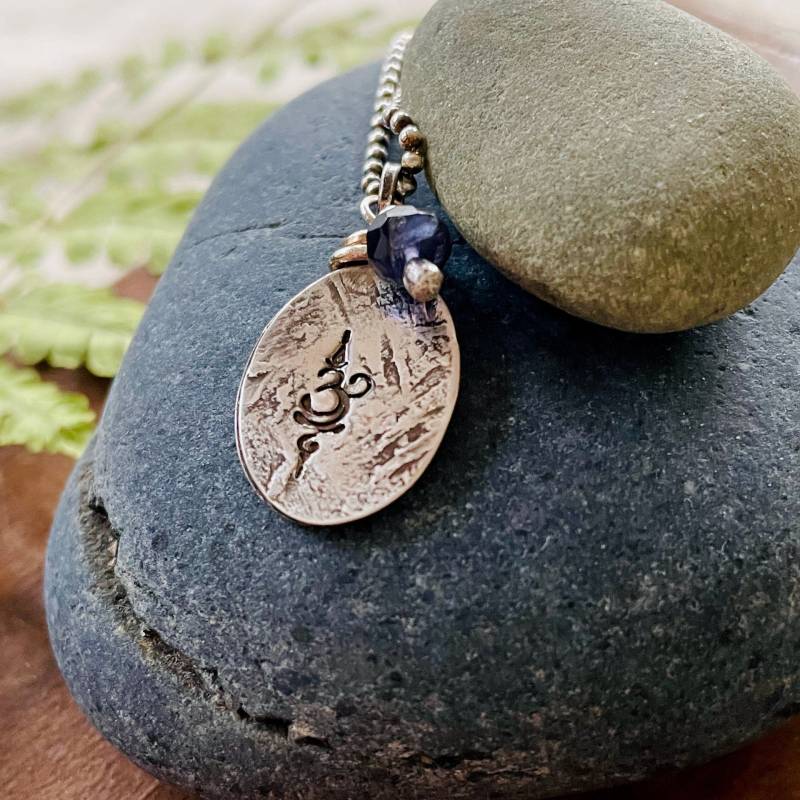 Om/Breathe - Matte Halskette Aus Recyceltem Sterlingsilber Mit Iolith von mairedodd