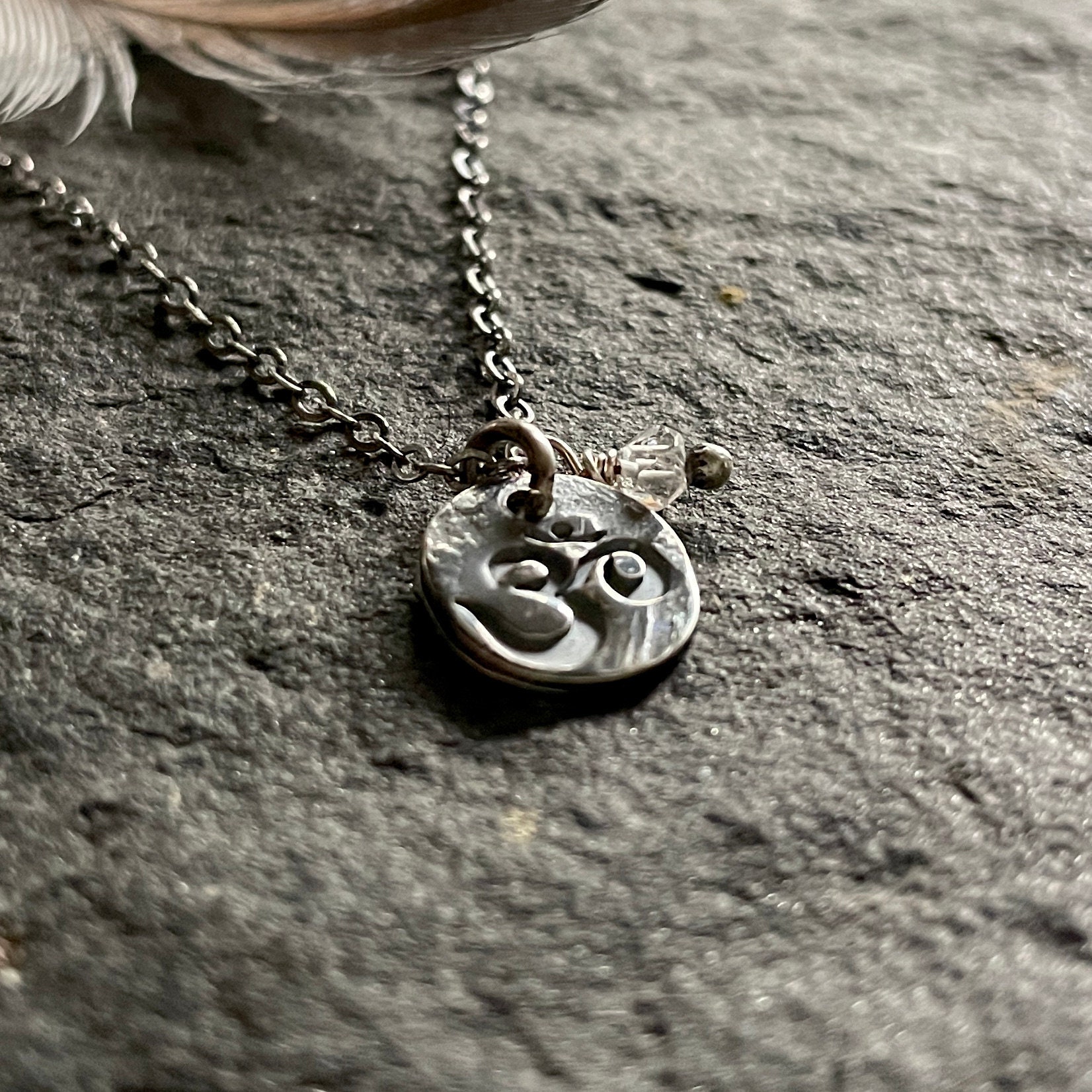 Om - Zarte Matte Recycelte Sterling Halskette Mit Doppelendigem Quarz Om - Zarte Matte Recycelte Sterling Halskette Mit Doppelendigem Quarz von mairedodd