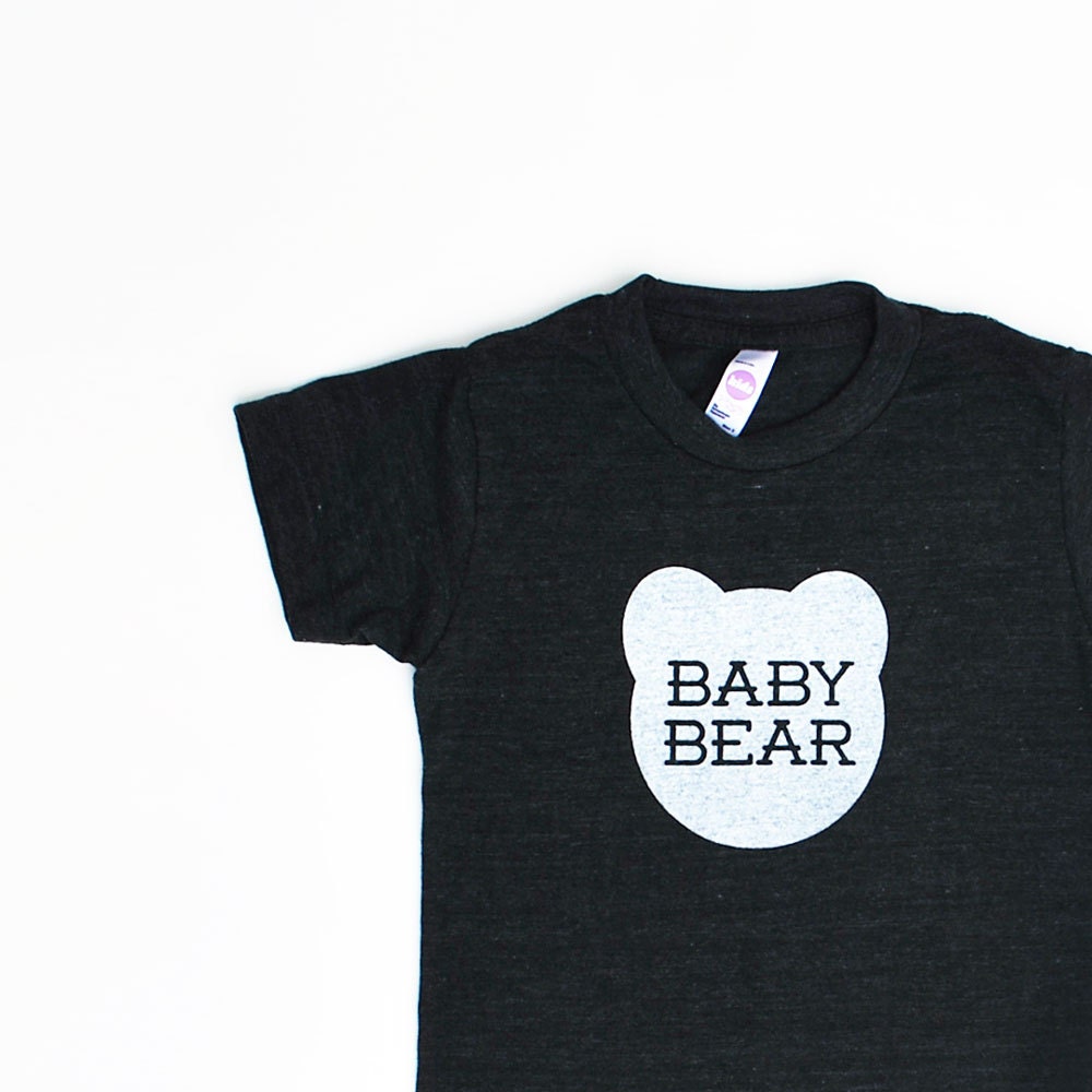Baby Bär Kinder Kleinkind Triblend Heather Schwarz Tshirt Mit Weißen Druck von maisonwares