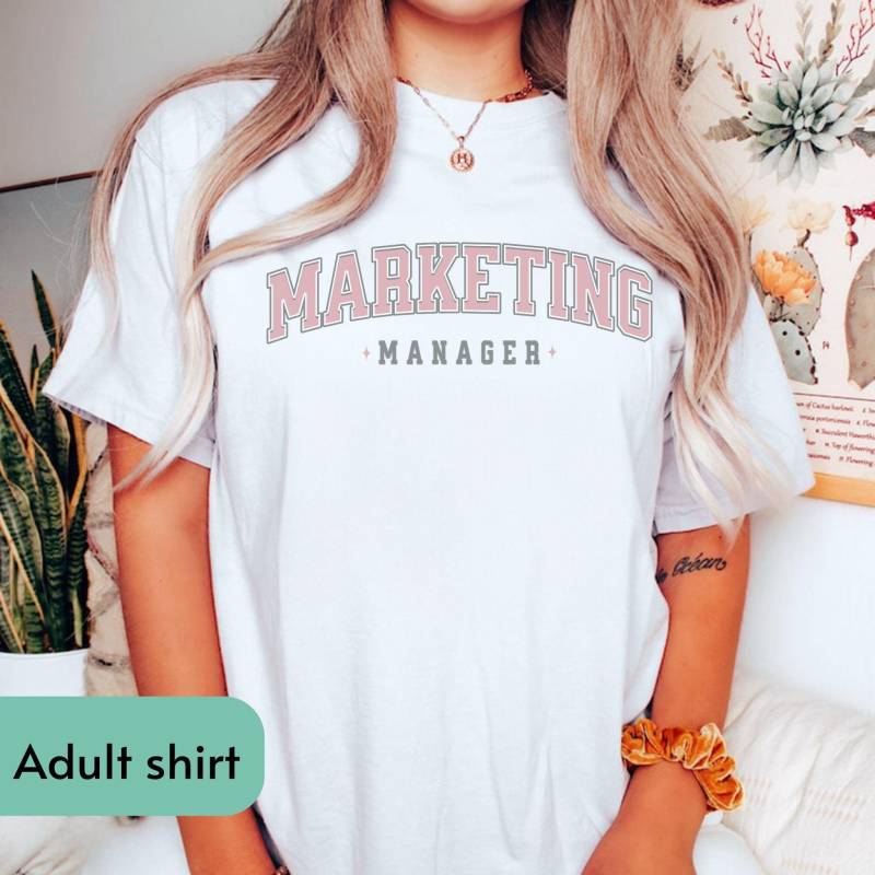 Vermarkter-Shirt, Trendiges Marketing-Manager-T-Shirt, Vermarkter-Geschenk, Marketing-Arbeiter Y2K Baby-T-Shirt, Marketing-Geschenk Für Freund Oder von maitleshop