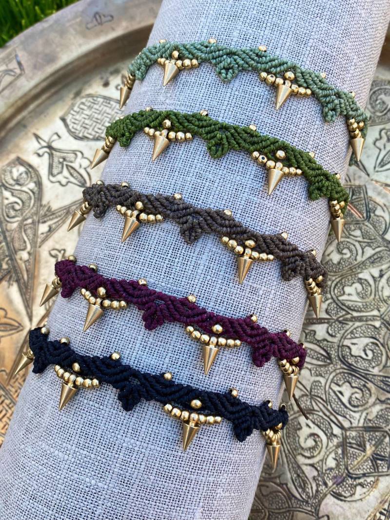 Makramee Fußkette Mit Goldfarbenen Messingperlen Und Anhängern Fußbändchen Anklet Macrame Macramè von majotaDreadschmuck
