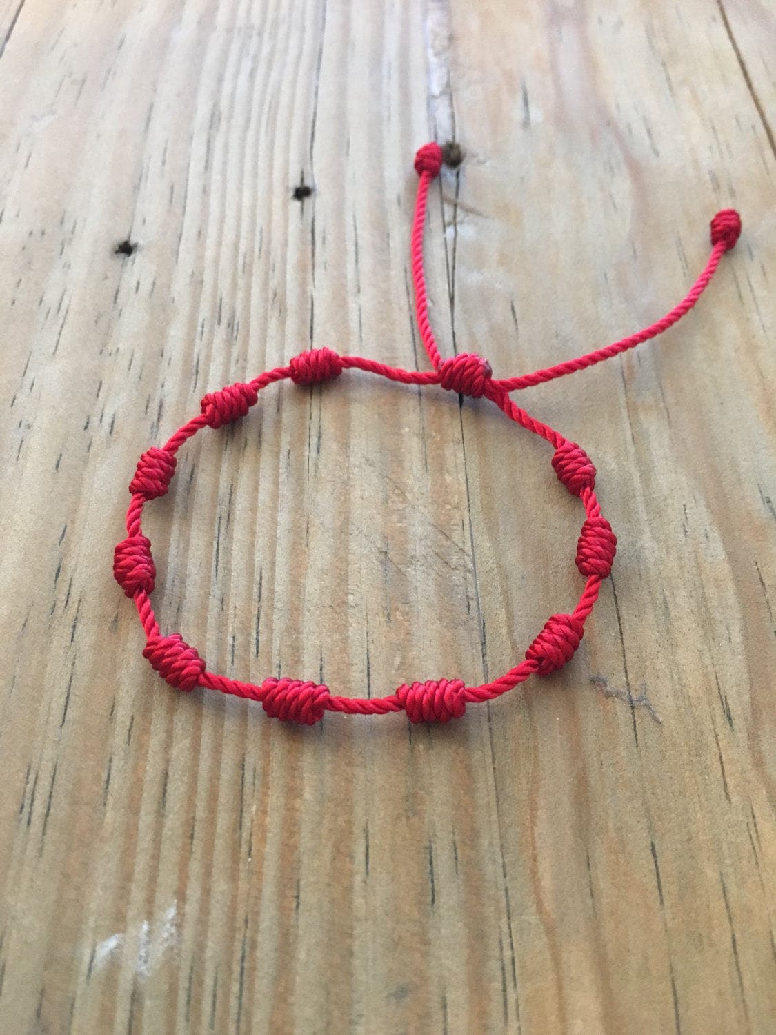 Rotes Armband. Knoten Kabbalah Rotes Schützendes String-Armband Rotes Armband. Knoten Kabbalah Rotes Schützendes String-Armband von makbeads