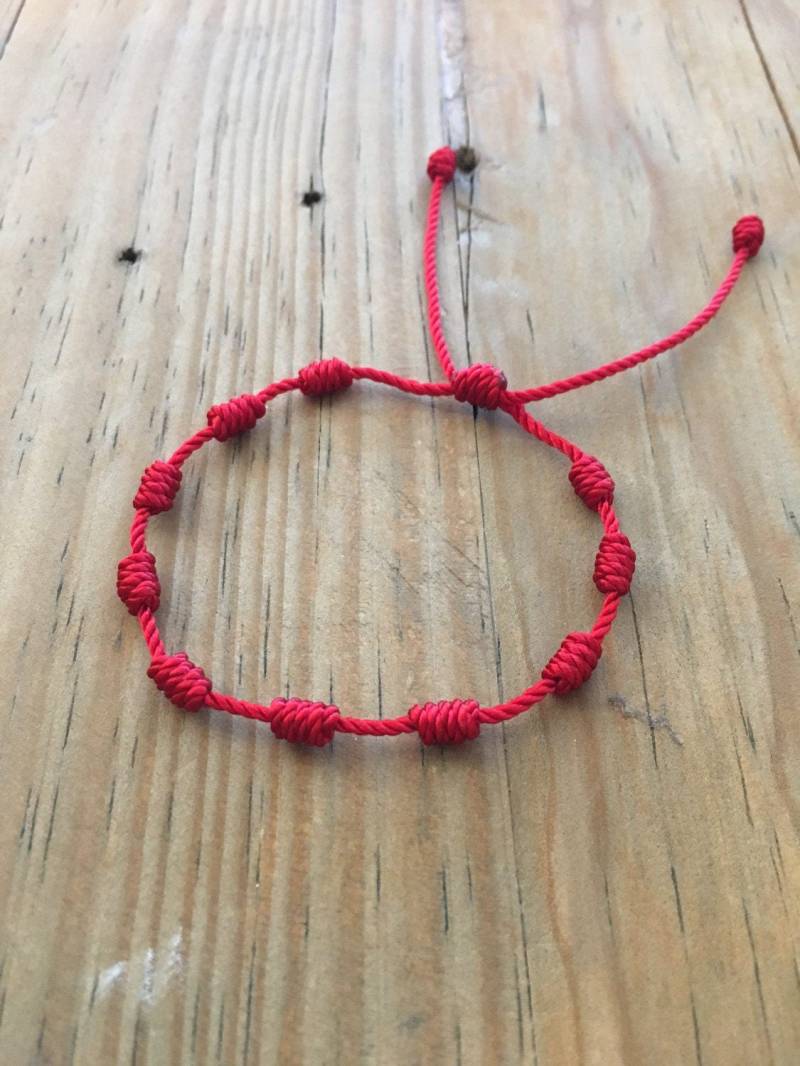 Rotes Armband. Knoten Kabbalah Rotes Schützendes String-Armband Rotes Armband. Knoten Kabbalah Rotes Schützendes String-Armband von makbeads