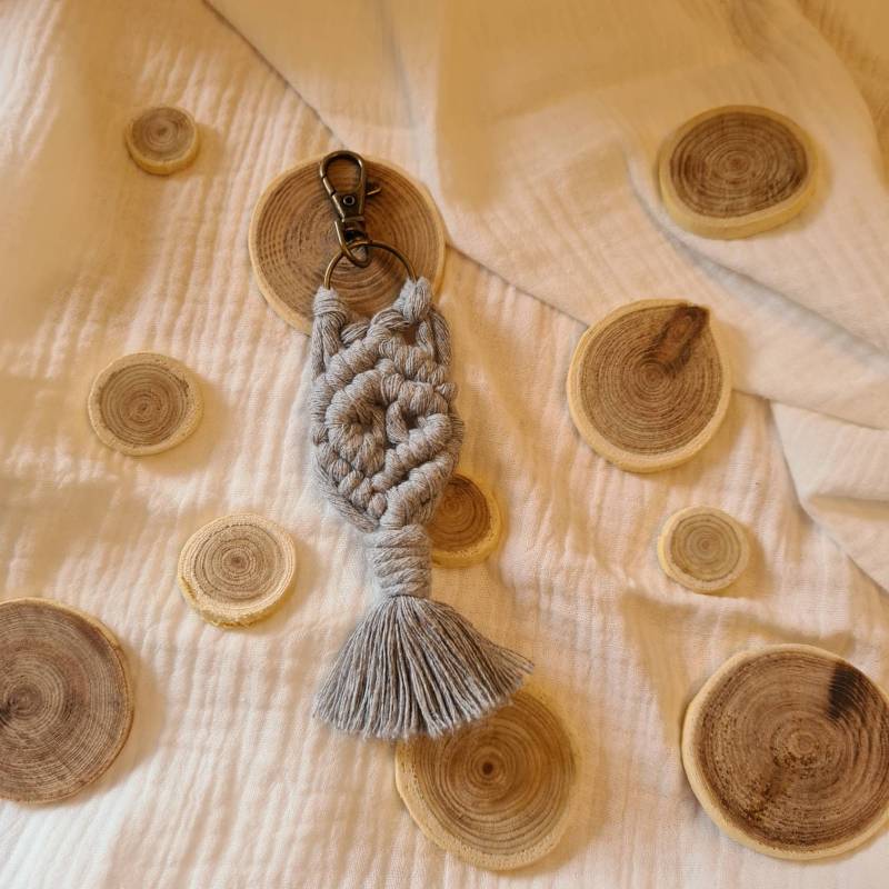 Schlüsselanhänger, Makramee in Grau Im Boho Style von makrakina