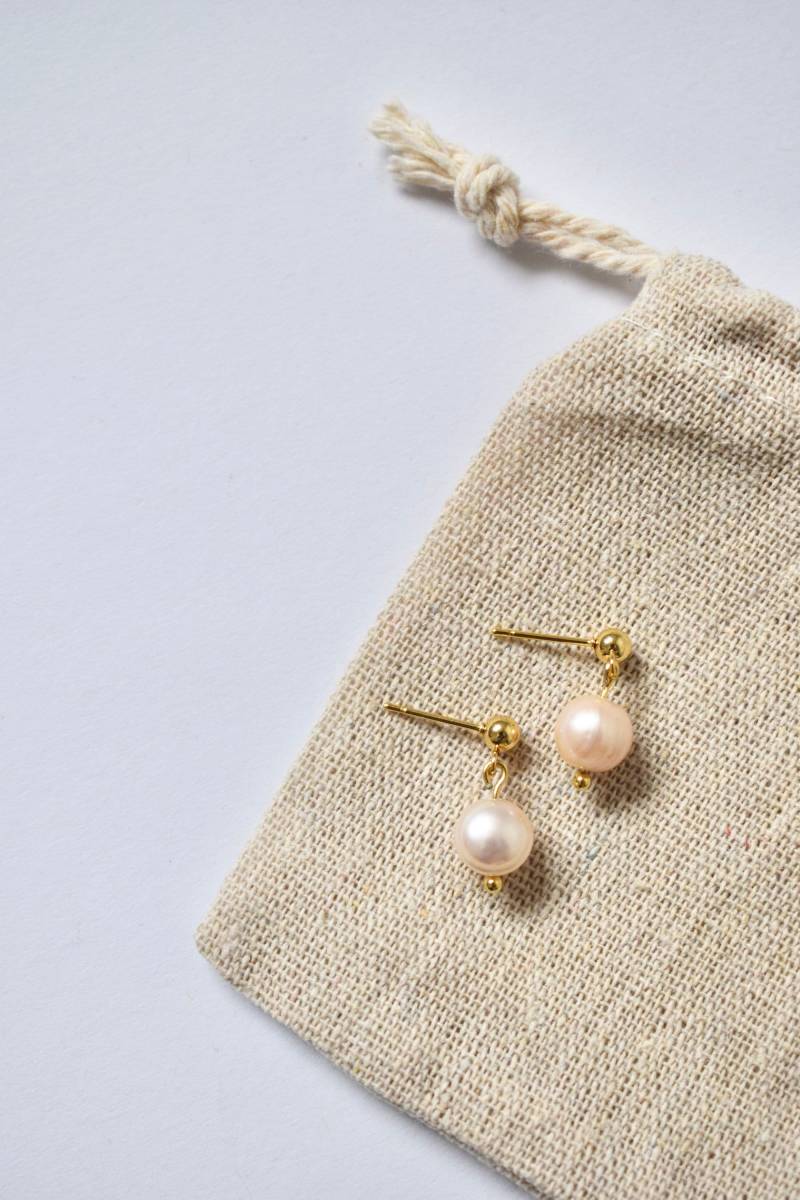 Ohrstecker Ohrringe Süßwasser Perlen Ball Kugel Rund | Edelstahl Gold Ohrstecker Ohrringe Süßwasser Perlen Ball Kugel Rund | Edelstahl Gold von incividual