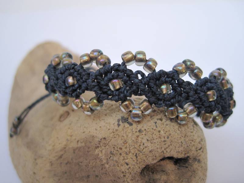 Armband Makramee Mit Perlen in Anthrazit von makrameewerk