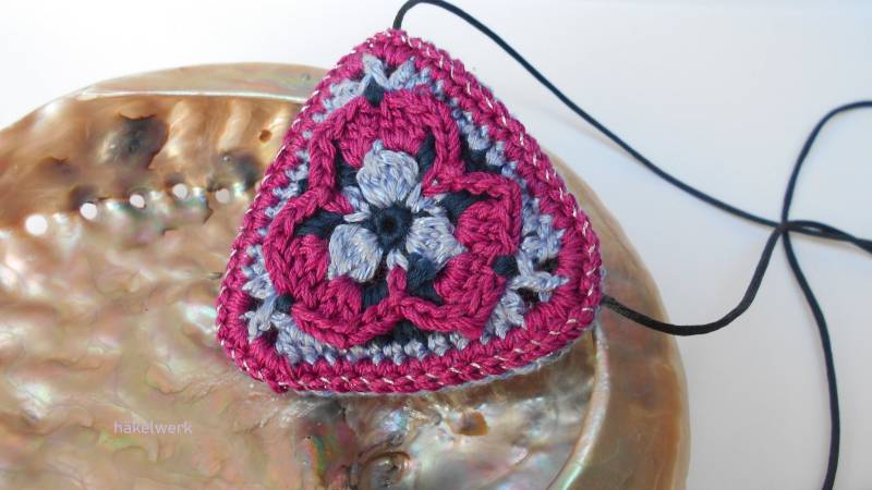Außergewöhnliche Häkelkette, Textilschmuck, Häkelanhänger, Crochet Motif, Halskette von makrameewerk