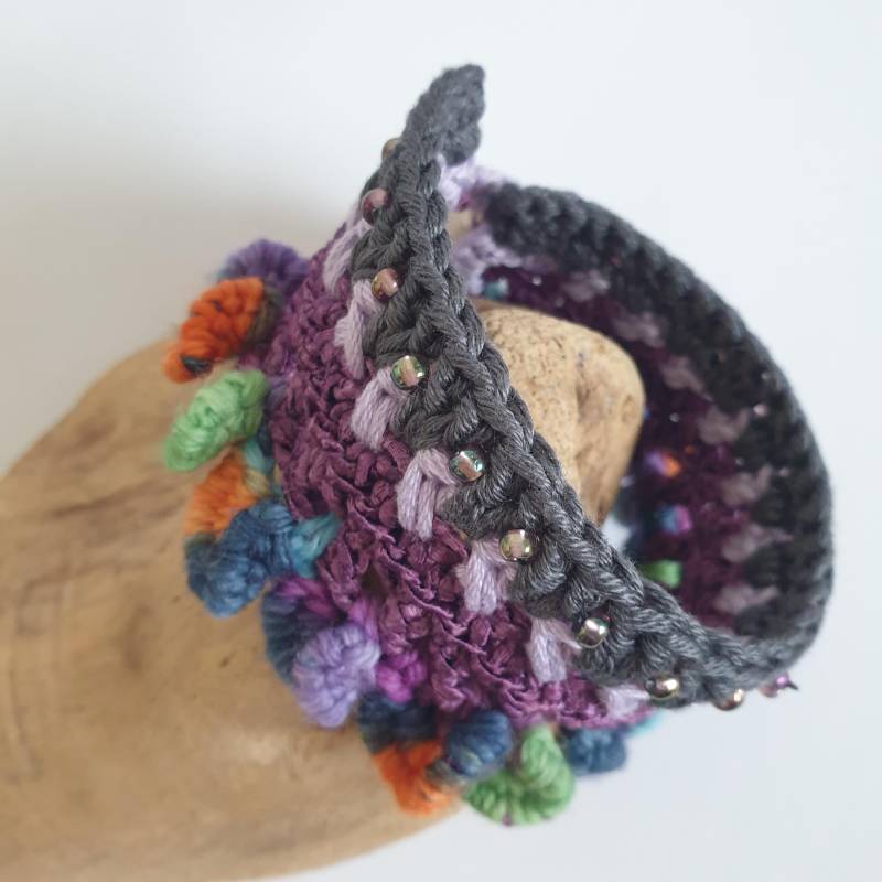 Buntes Häkelarmband, Ein Armrock Im Boho Style von makrameewerk
