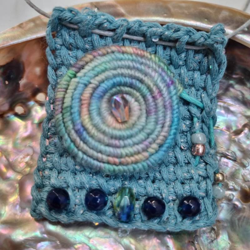 Einzigartige Häkelkette, Wollspirale Mit Perlen Einzigartige Häkelkette, Wollspirale Mit Perlen von makrameewerk