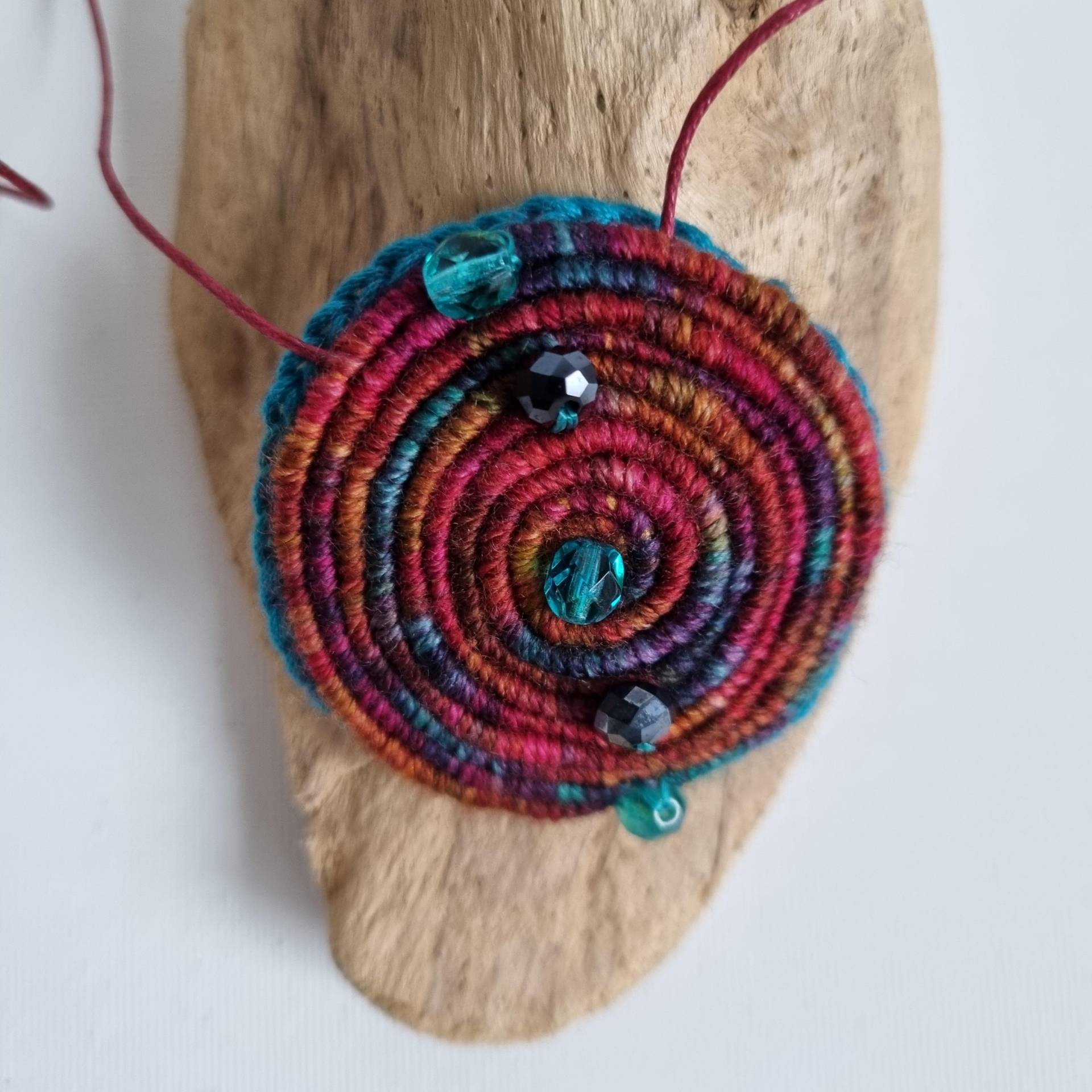 Einzigartige Häkelkette Aus Einer Runden Gehäkelten Woll-Spirale Mit Perlen Einzigartige Häkelkette Aus Einer Runden Gehäkelten Woll-Spirale Mit Perlen von makrameewerk