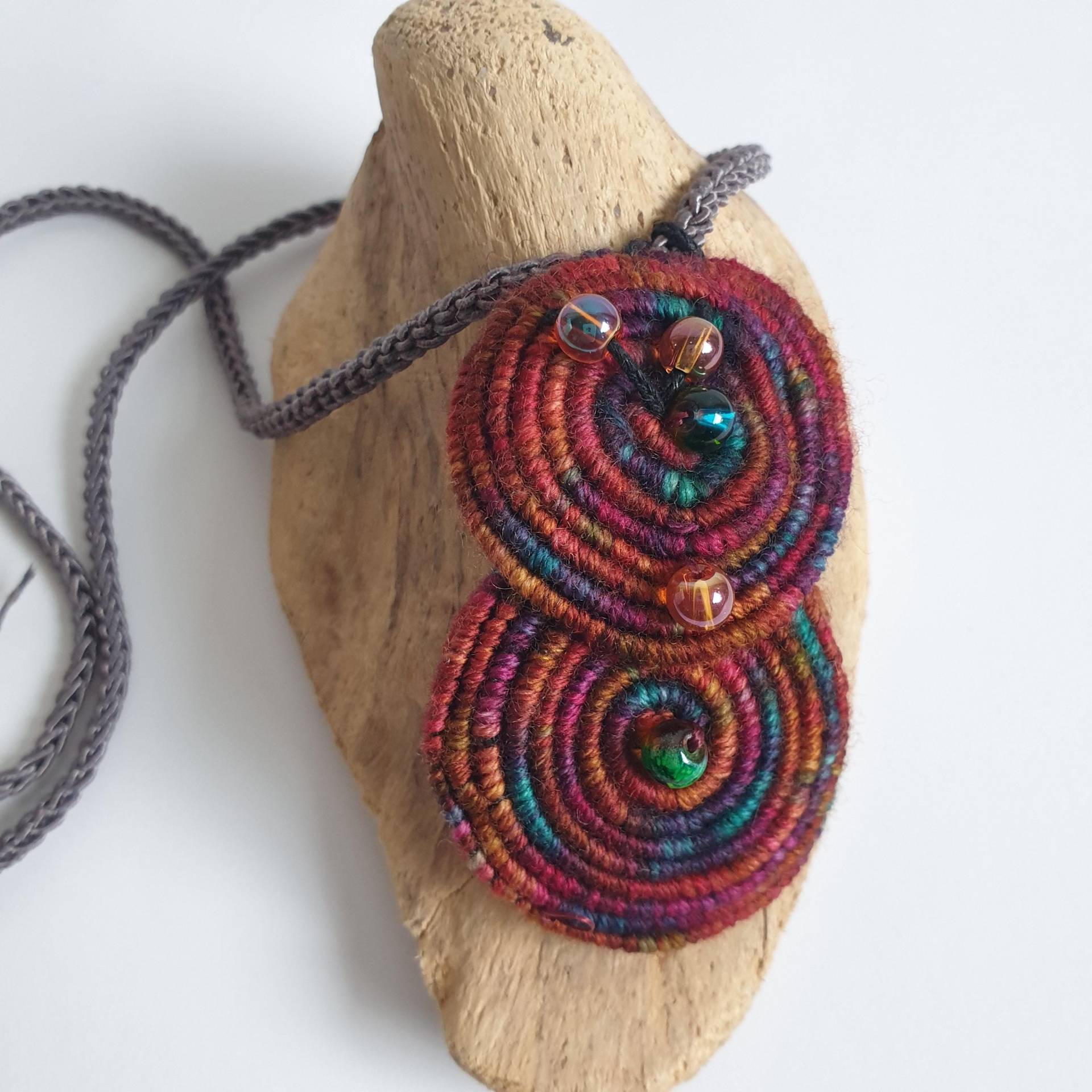 Einzigartige Häkelkette Aus Runden Gehäkelten Woll-Spiralen Einzigartige Häkelkette Aus Runden Gehäkelten Woll-Spiralen von makrameewerk