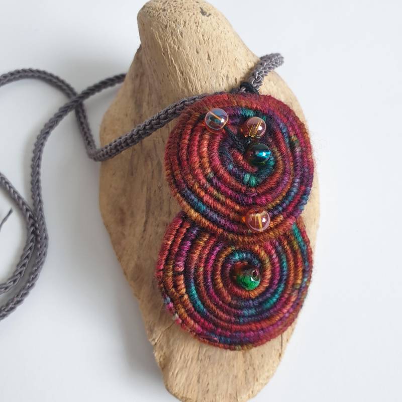 Einzigartige Häkelkette Aus Runden Gehäkelten Woll-Spiralen Einzigartige Häkelkette Aus Runden Gehäkelten Woll-Spiralen von makrameewerk