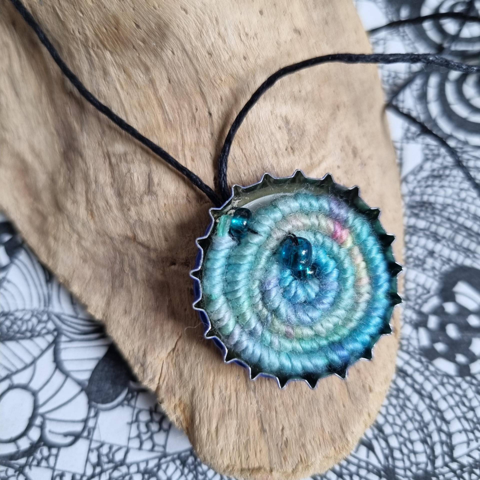 Extravagante Textilkette, Wollspirale Trifft Kronkorken von makrameewerk