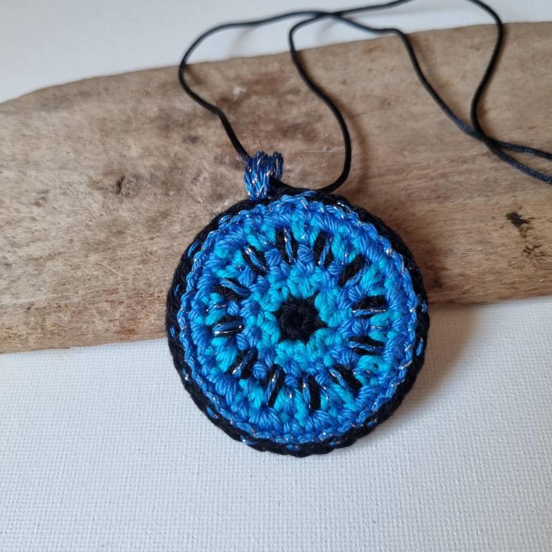 Gute Laune Kette Mit Einem Bunten Häkelmandala von makrameewerk