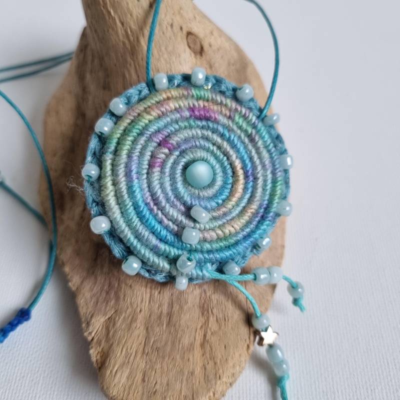 Häkelschmuck, Einzigartige Wollspirale Mit Perlen von makrameewerk