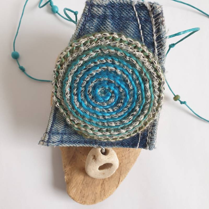 Halskette Große Häkelspirale Auf Jeans, Häkelkette, Textilschmuck Halskette Große Häkelspirale Auf Jeans, Häkelkette, Textilschmuck von makrameewerk