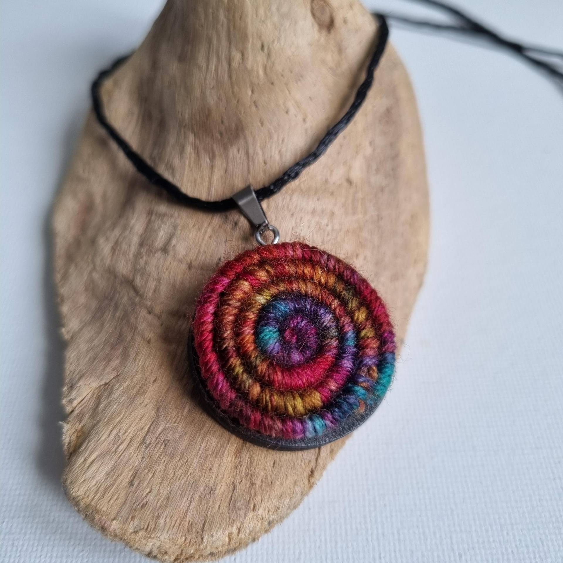 Kette Mit -Gehäkelter Wollspirale - Als Anhänger Kette Mit -Gehäkelter Wollspirale - Als Anhänger von makrameewerk