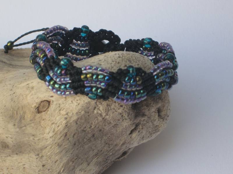 Macramearmband Mit Wellen Und Perlen, Macrameschmuck, Micro Macrame von makrameewerk