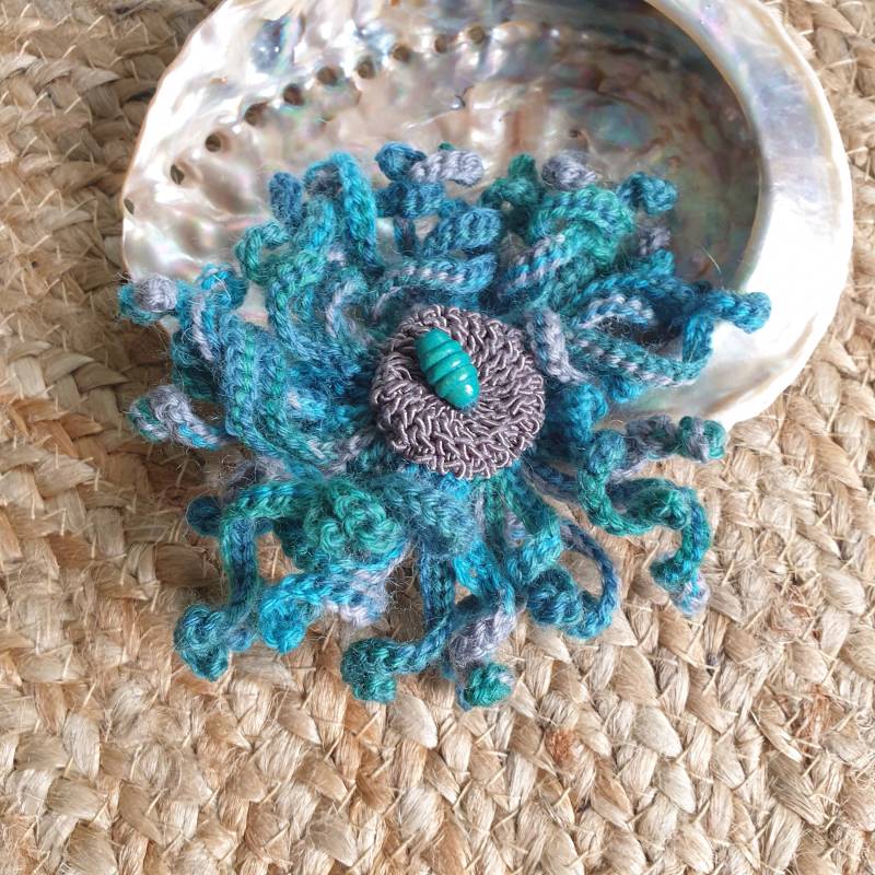 Schöne Ansteckbrosche Wilde Bunte Häkelblume in Meeresfarben von makrameewerk