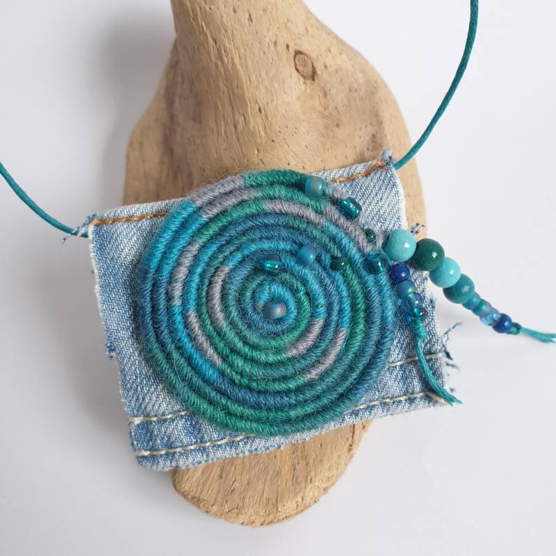 Textilkette Jeans-Upcycling, Häkelspirale Mit Perlen Auf Ein Kleines Jeansteil Genäht Textilkette Jeans-Upcycling, Häkelspirale Mit Perlen Auf Ein Kleines Jeansteil Genäht von makrameewerk