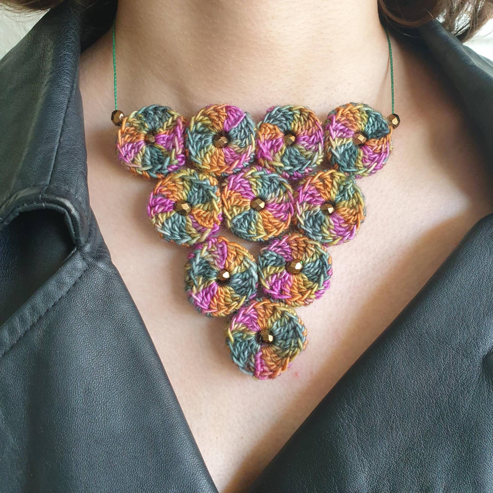 Textilschmuck, Häkelkette Mit Häkelbuttons, Schöne Wolle Am Hals Textilschmuck, Häkelkette Mit Häkelbuttons, Schöne Wolle Am Hals von makrameewerk
