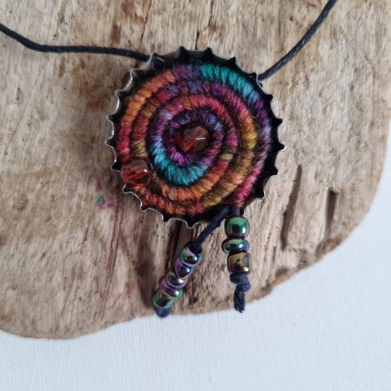 Textilschmuck, Kronkorken Trifft Wollspirale, Extravaganter Upcyclingschmuck von makrameewerk