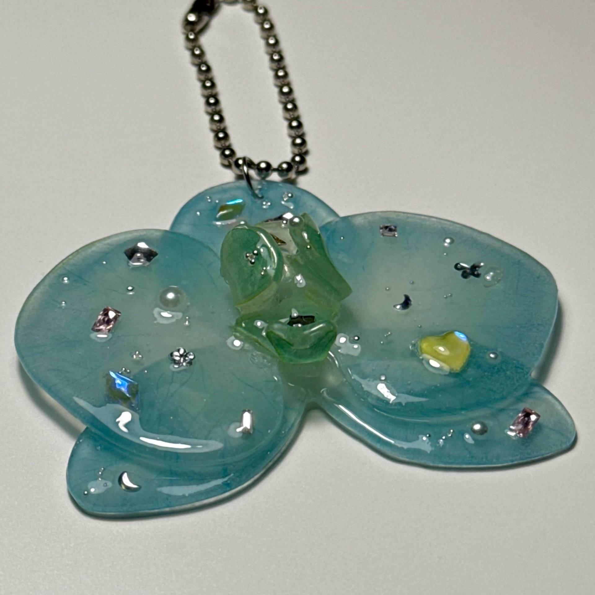 Aqua Orchid Schlüsselanhänger, 90Er Jahre Schmuck, Taschenanhänger, Fairycore, Y2K, Mismatch, Stern/Herz, Blau, Edelstein Blume, Geschenkidee Aqua Orchid Schlüsselanhänger, 90Er Jahre Schmuck, Taschenanhänger, Fairycore, Y2K, Mismatch, Stern/Herz, Blau, Edelstein Blume, Geschenkidee von malimoonie