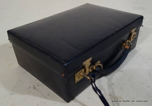 R2065 Toilette Mit Seinem Schlüssel Und Seine Abdeckung Notwendig Koffer von malleencoin