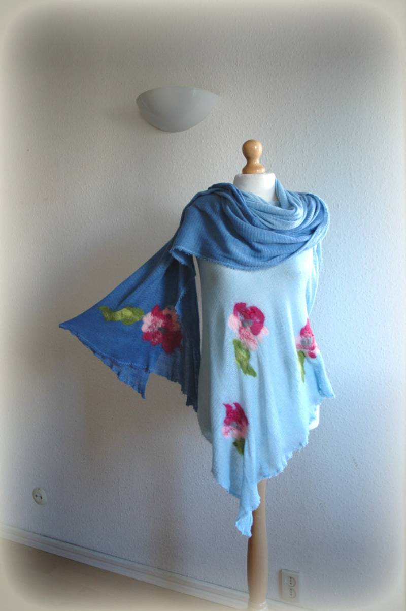 Blauer Leinenschal Gestricktes Wickelcape Mit Filzblumenapplikationen von malowanelnem