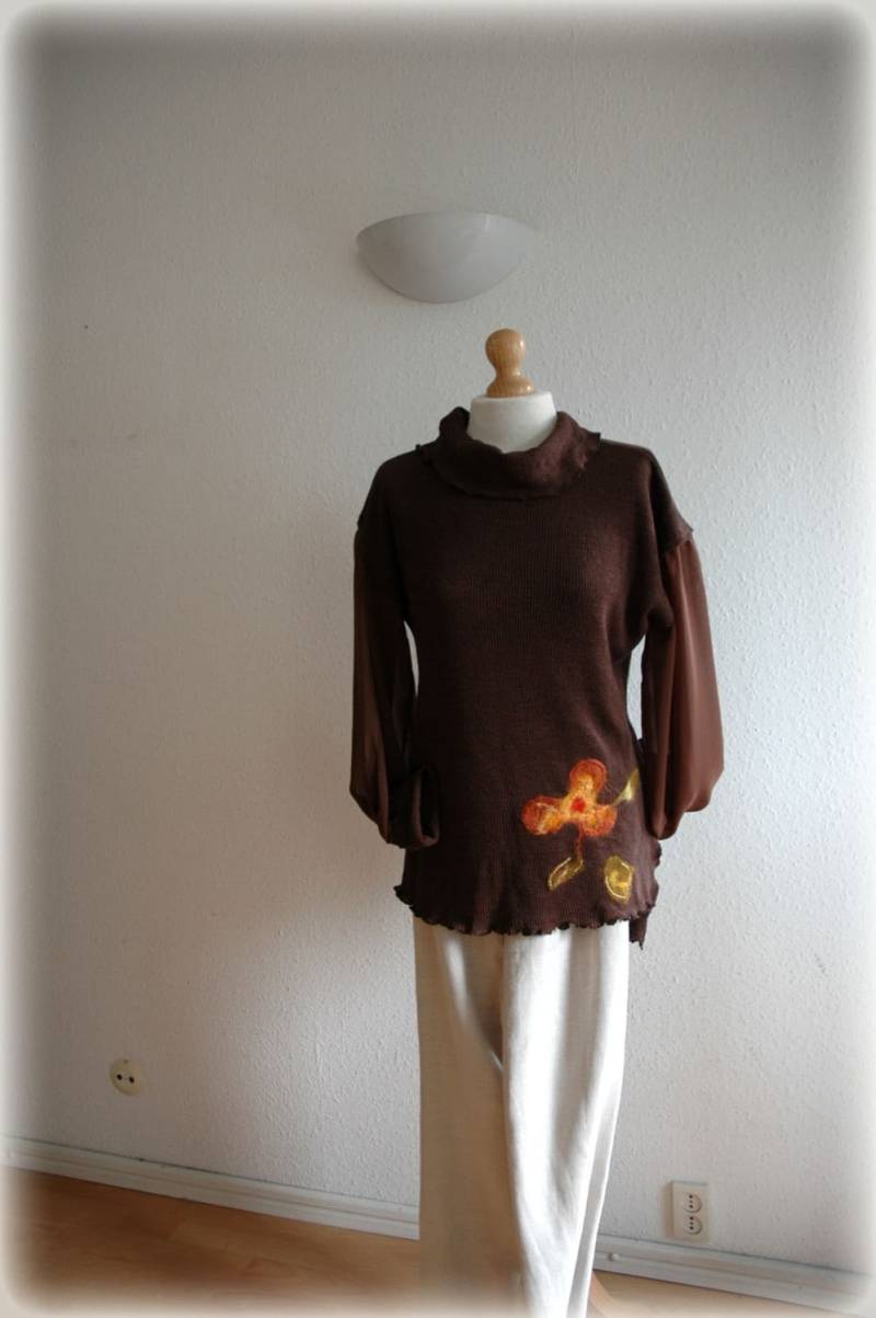 Gefilzte Rollkragenpullover Handgefertigter Brauner Strick Mit Chiffonärmeln von malowanelnem