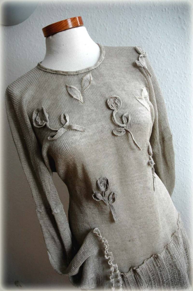 Gestrickte Leinen Tunika Kleid Graue Blumenapplikation, Langärmelig von malowanelnem