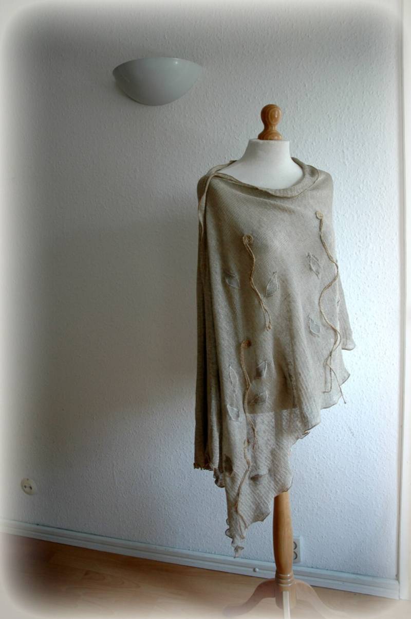 Gestrickter Leinen Poncho Wrap Grau Applizierte Eco Kleidung von malowanelnem
