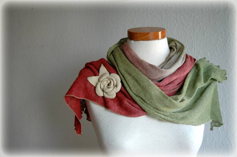 Gestrickter Leinenschal Maroon Grüner Wrap Mit Lederbrosche von malowanelnem