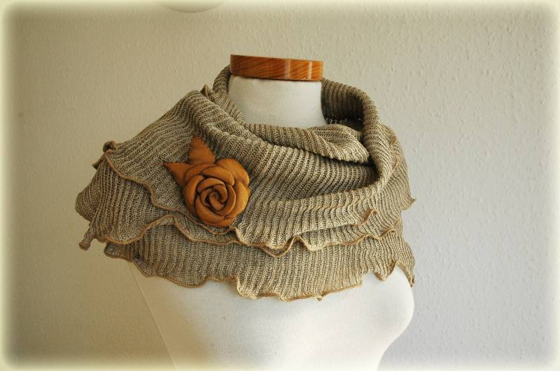 Grauer Gestrickter Leinenschal Mit Echtem Leder-Rosenanstecker von malowanelnem