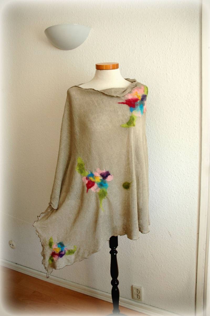 Grauer Leinen Poncho Gestrickter Gefilzter Wickelpullover, Eco Freundlich von malowanelnem