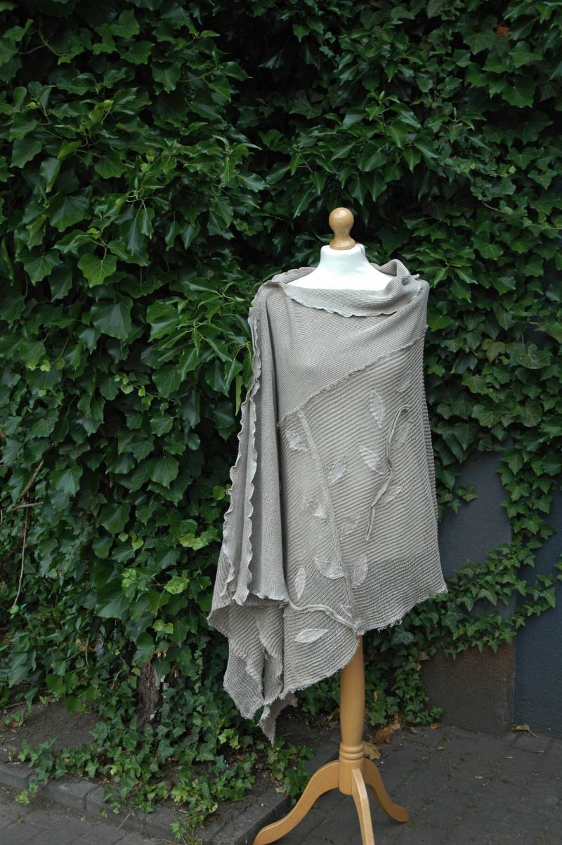 Grauer Leinen Poncho Umweltfreundlicher Wickelpullover Mit Applikationen von malowanelnem
