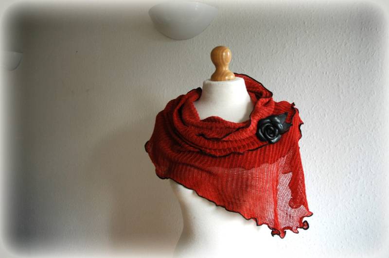 Handgefärbter Korallfarbener Leinenschal Mit Schwarzer Lederrose von malowanelnem