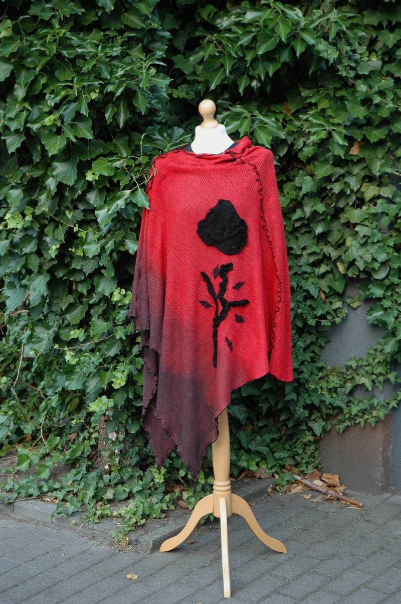 Handgefärbter Leinen Poncho Rote Koralle & Schwarzes Boho Cape von malowanelnem
