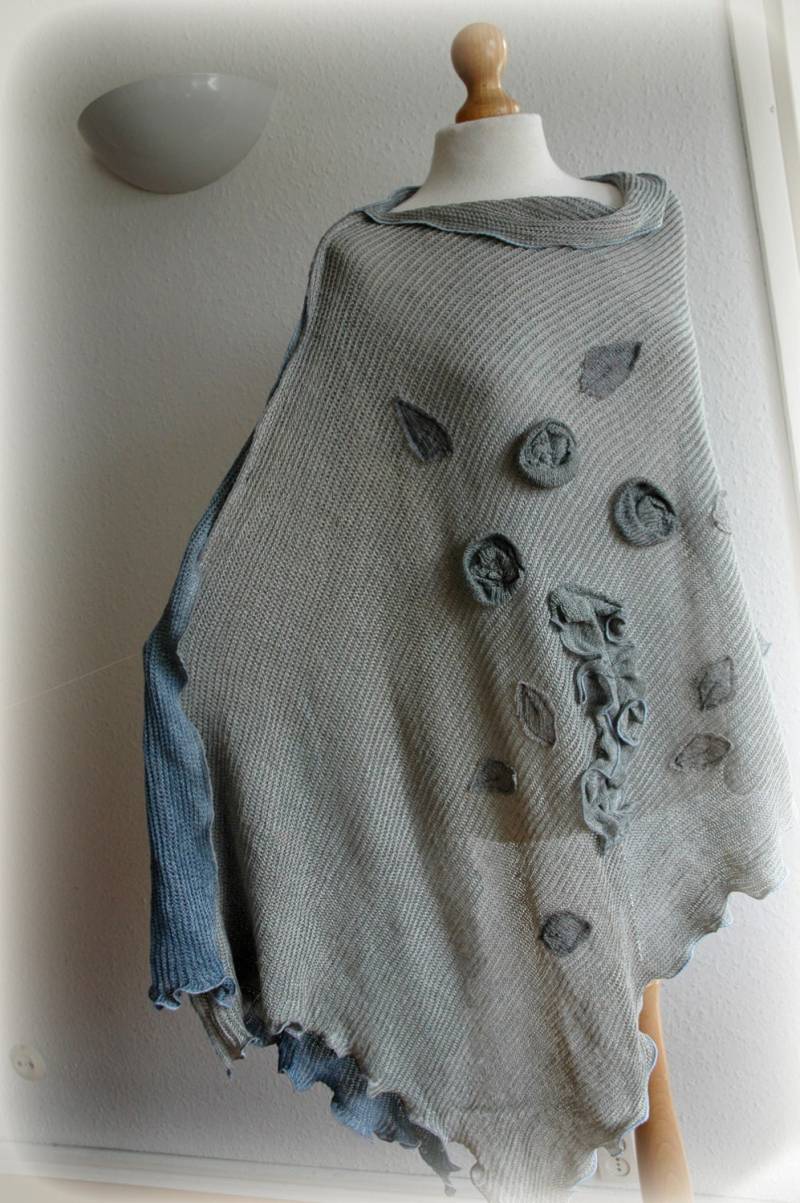 Handgefärbter Leinen Strickponcho Graublaue Jeans, Blumen Applikationen von malowanelnem