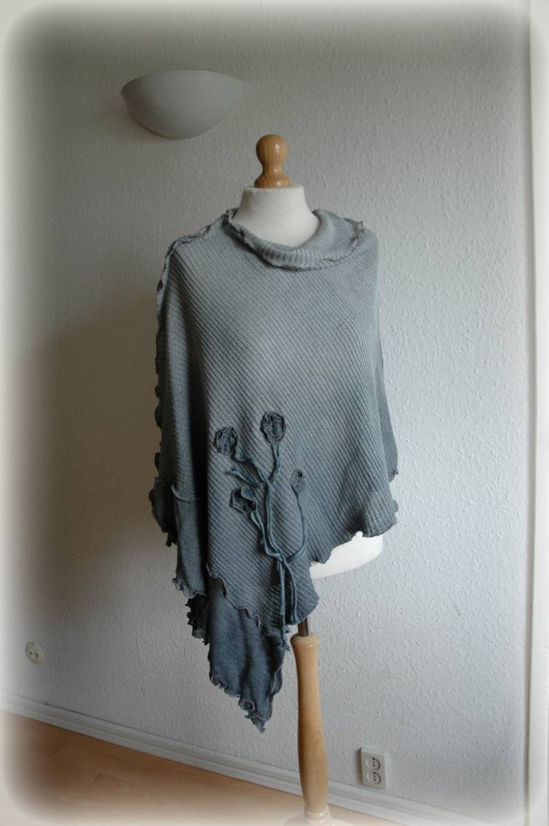 Handgefärbter Leinen Strickponcho Grauer Wickelpullover Mit Applikationen von malowanelnem