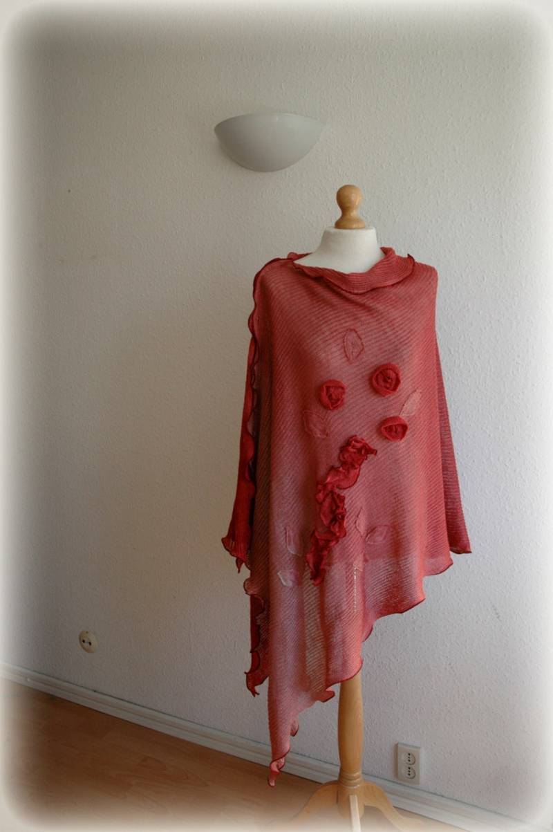 Handgefärbter Leinen Strickponcho Puderrosa Rote Blumen Applikationen von malowanelnem