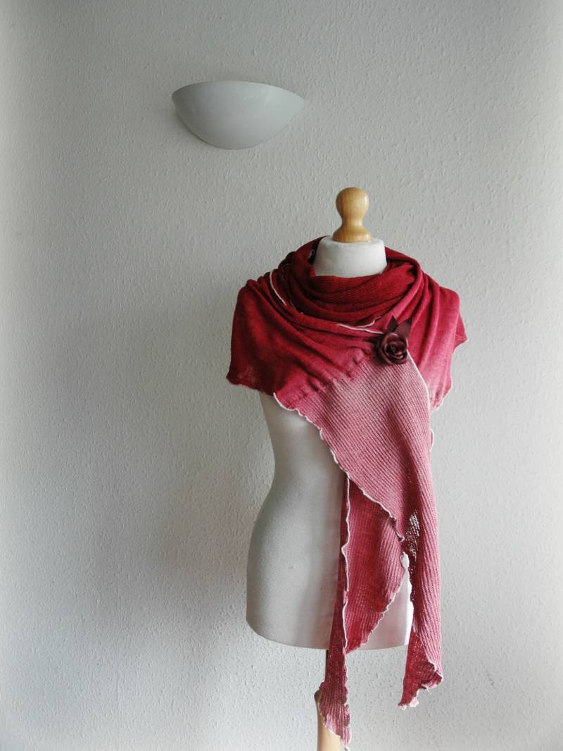 Handgefärbter Leinen-strickschal Taubenrosa-Burgund Mit Lederbrosche von malowanelnem