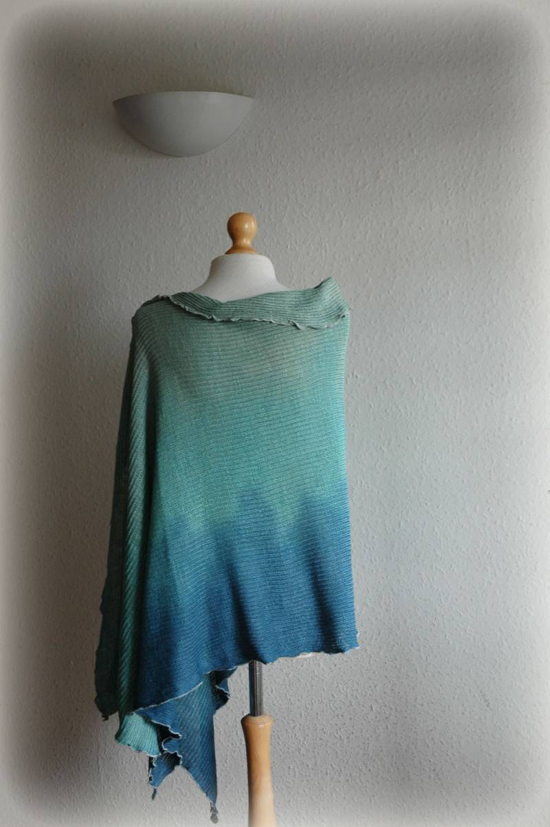 Handgefärbter Türkiser Leinen Poncho Im Boho Style von malowanelnem