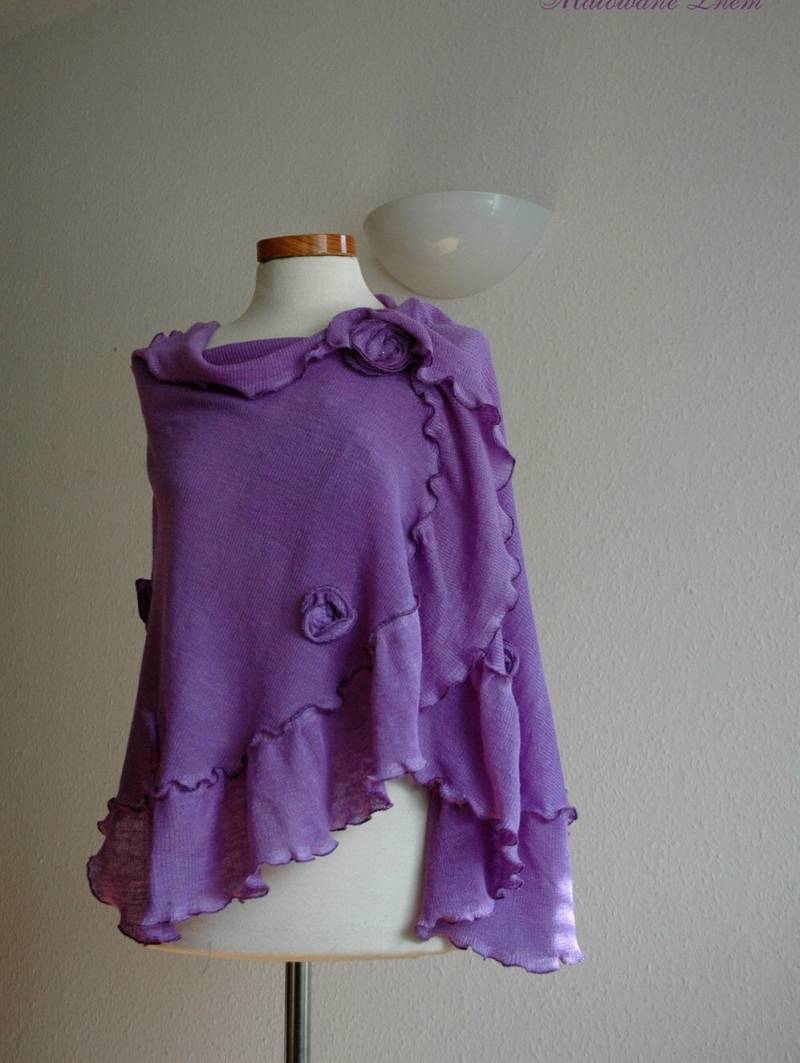 Handgefertigter Violetter Leinenschal Gestricktes Wickelcape Mit Rosendetail von malowanelnem