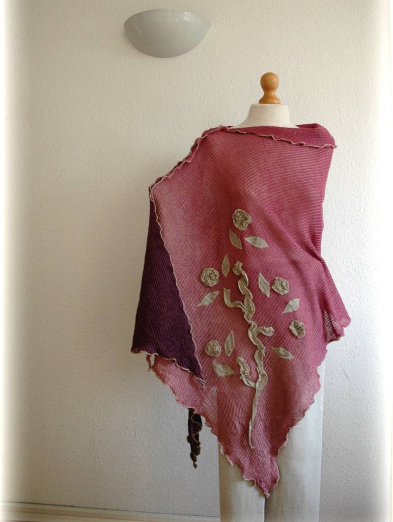 Handgestrickter Leinen Poncho in Einem Weinroten Puderrosa Mit Applikationen von malowanelnem