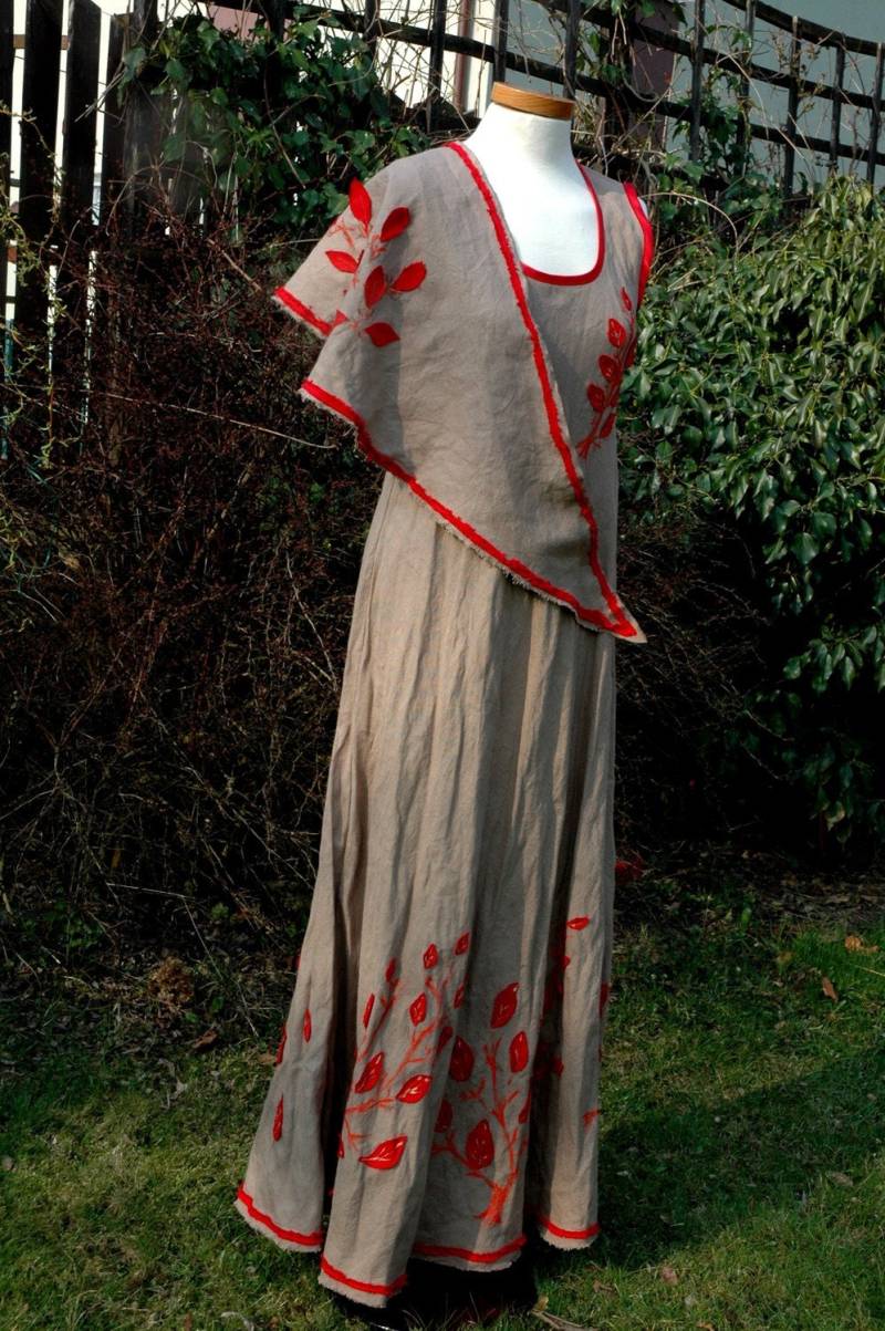 Umweltfreundliches Leinenkleid Mit Roten Blättern von malowanelnem