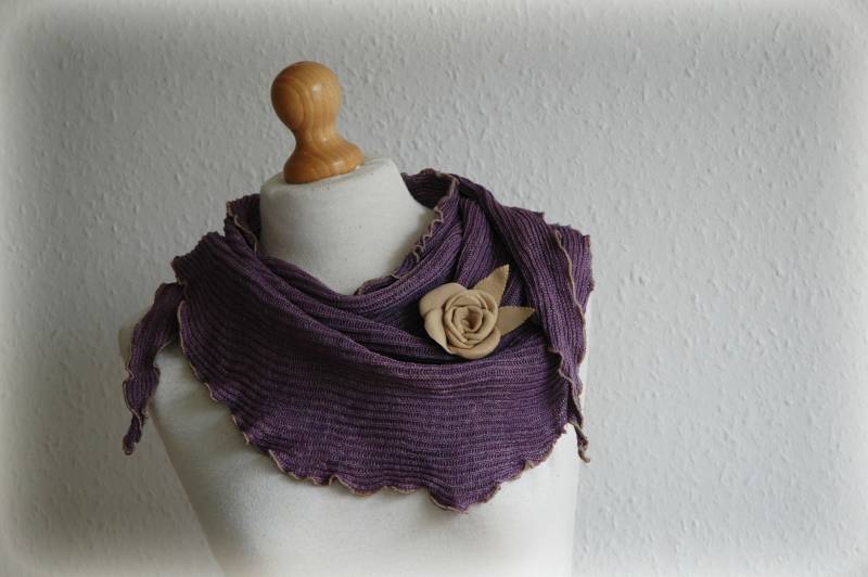 strickschal Aus Violettem Leinen Handgefärbter Schal Mit Lederrose von malowanelnem